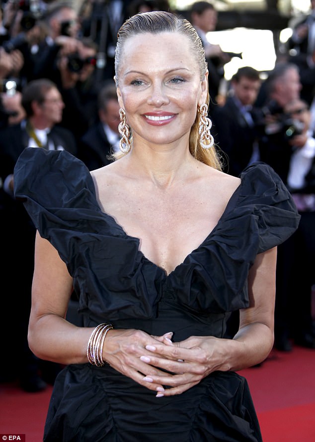 Η Pamela Anderson με μαύρο φόρεμα στο κόκκινο χαλί των Καννών.