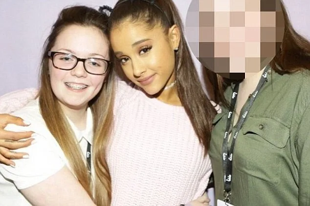 Η Ariana Grande αγκαλιάζει την Georgina Callender.