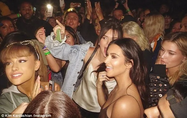Η Kim Kardashian και η Ariana Grande σε πλήθος κόσμου.