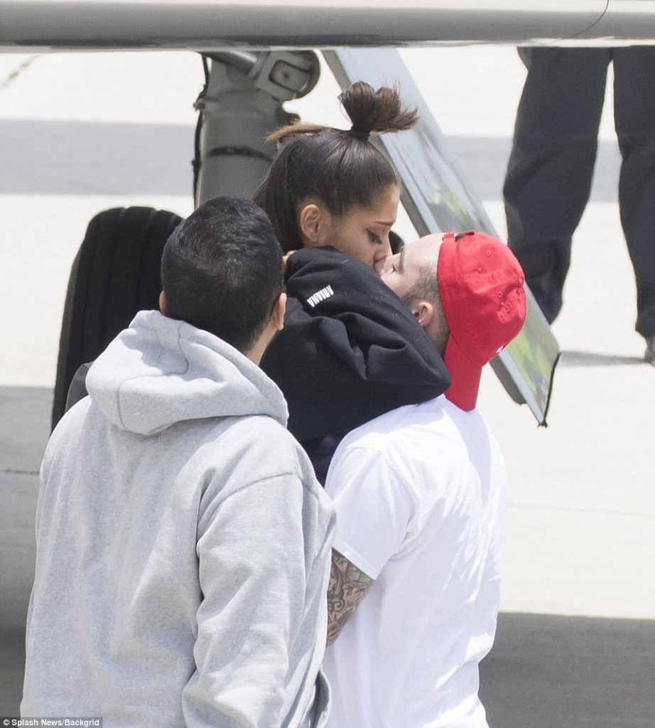 Η Ariana Grande φιλάει τον Mac Miller στο αεροδρόμιο.
