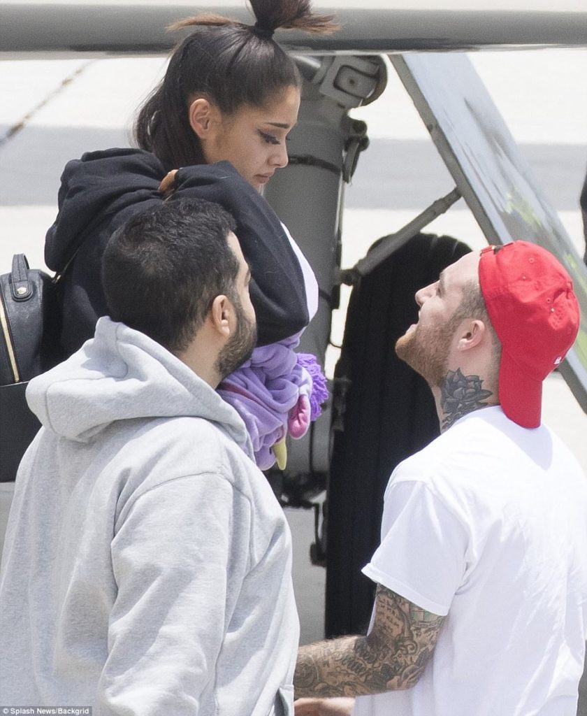 Η Ariana Grande κατεβαίνει από αεροπλάνο και συναντά τον Mac Miller.
