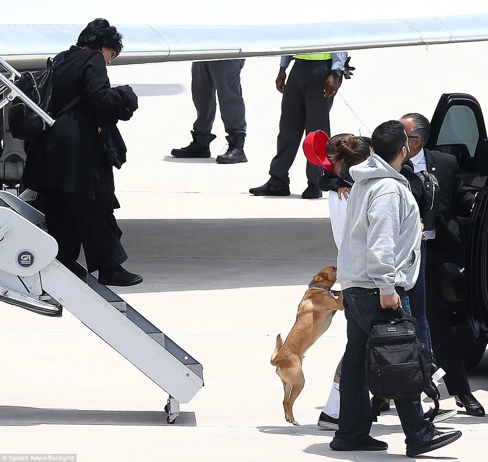 Η Ariana Grande κατεβαίνει από ιδιωτικό αεροπλάνο στις ΗΠΑ.