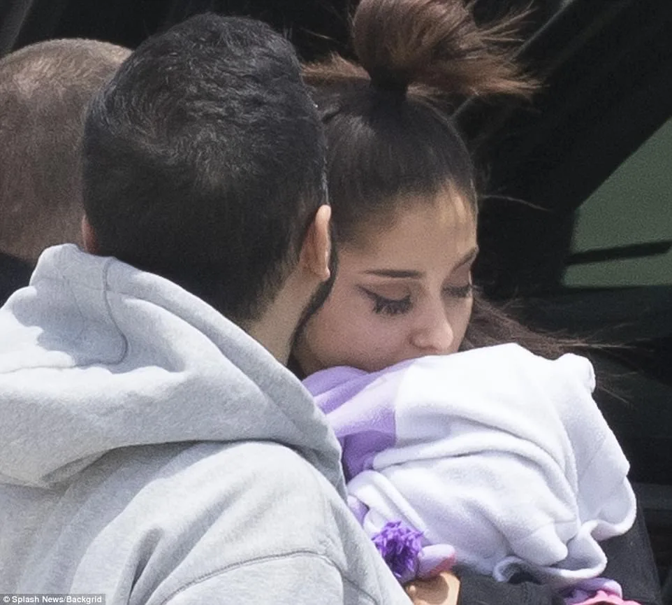 Η Ariana Grande σε συναισθηματικά φορτισμένη στιγμή μετά την επιστροφή της στις ΗΠΑ.