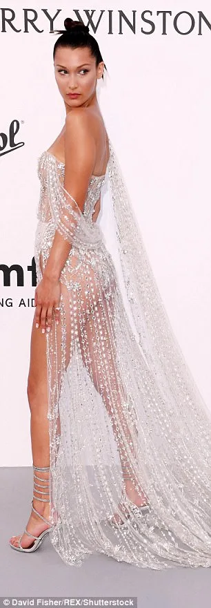 Η Bella Hadid με διάφανη τουαλέτα στο Φεστιβάλ Καννών.