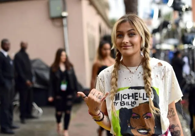 Η Paris Jackson με πλεξούδες και t-shirt σε εξωτερικό χώρο