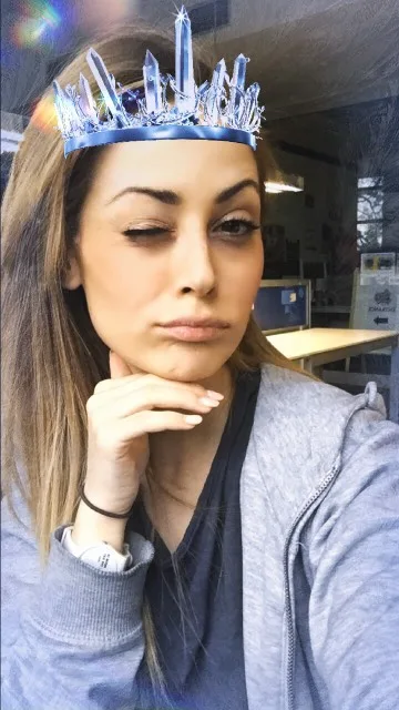 Γυναίκα που χρησιμοποιεί φίλτρο Instagram με κρυστάλλινο στέμμα.