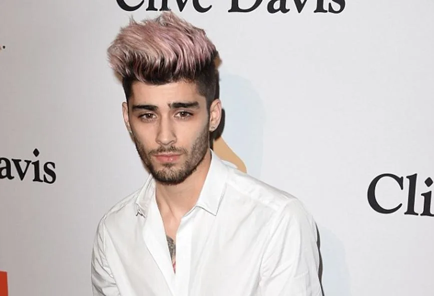 Ο Zayn Malik με ροζ μαλλιά σε εκδήλωση.