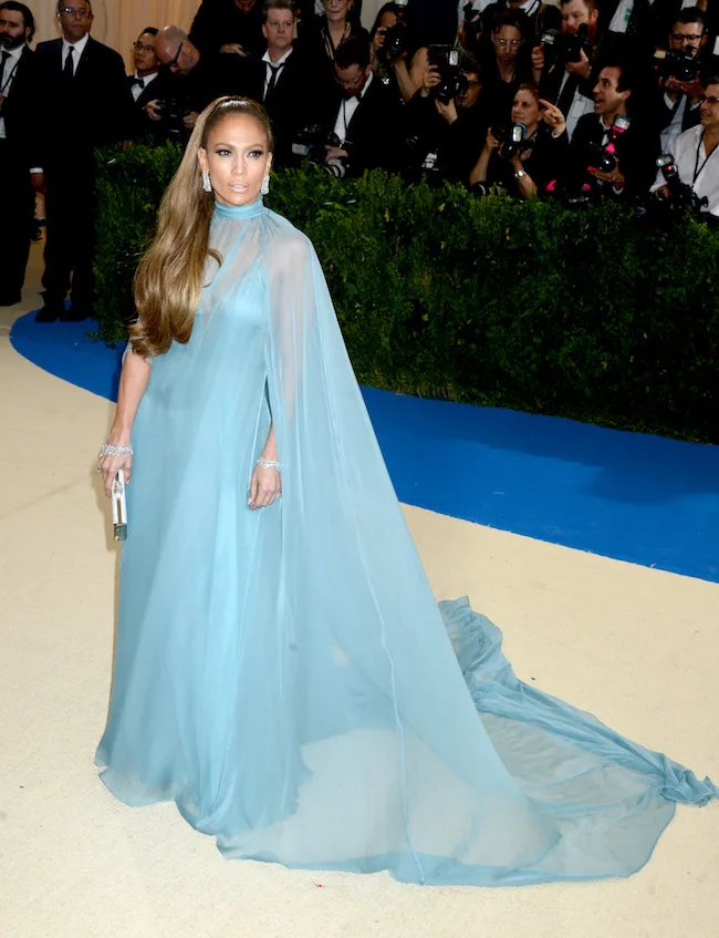 Η Jennifer Lopez με γαλάζιο φόρεμα στο Met Gala 2017.