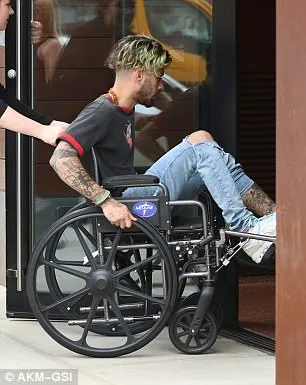 Ο Zayn Malik σε αναπηρικό καροτσάκι