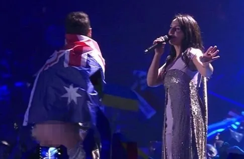 Η Τζαμάλα στη σκηνή της Eurovision 2017 με έναν άνδρα που φοράει τη σημαία της Αυστραλίας.