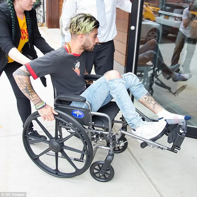 Ο Zayn Malik σε αναπηρικό καροτσάκι