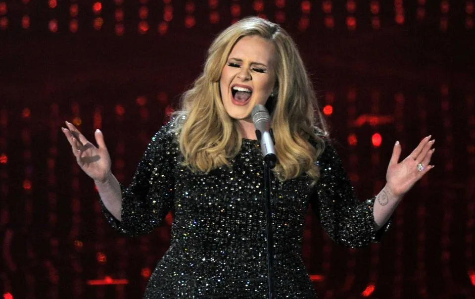 Η Adele τραγουδάει στη σκηνή με μαύρο φόρεμα