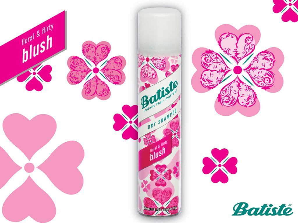 Batiste Dry Shampoo Blush σε φόντο με ροζ καρδιές και λουλούδια.