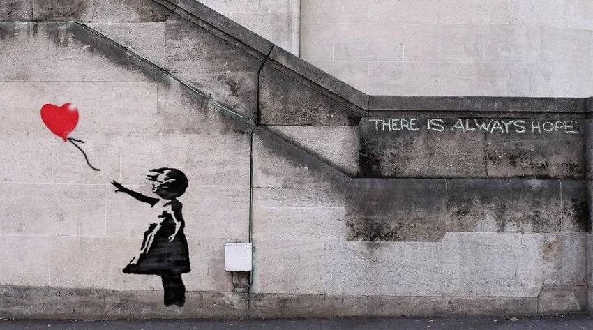 Το γκράφιτι «Το κορίτσι με το μπαλόνι» του Banksy σε τοίχο με τη φράση There is always hope.
