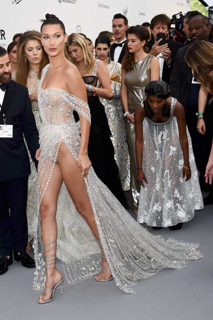 Η Bella Hadid με εντυπωσιακό διάφανο φόρεμα στο Φεστιβάλ Καννών.