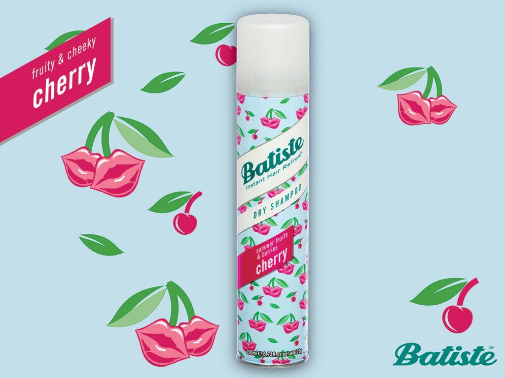 Batiste Dry Shampoo Cherry σε γαλάζιο φόντο με σχέδια κεράσια-χείλη.
