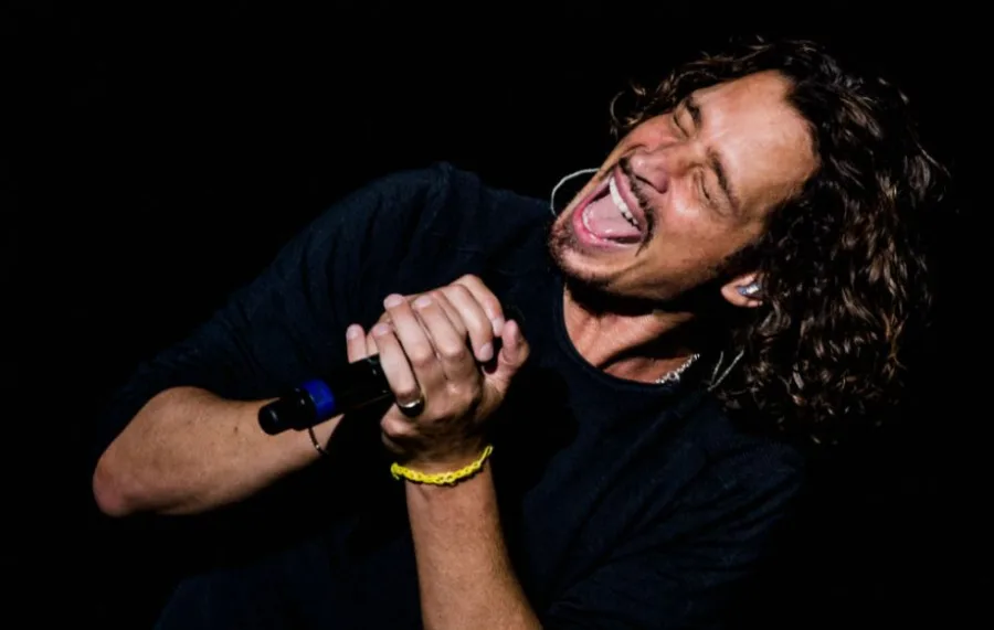 Ο Chris Cornell τραγουδάει με πάθος σε συναυλία