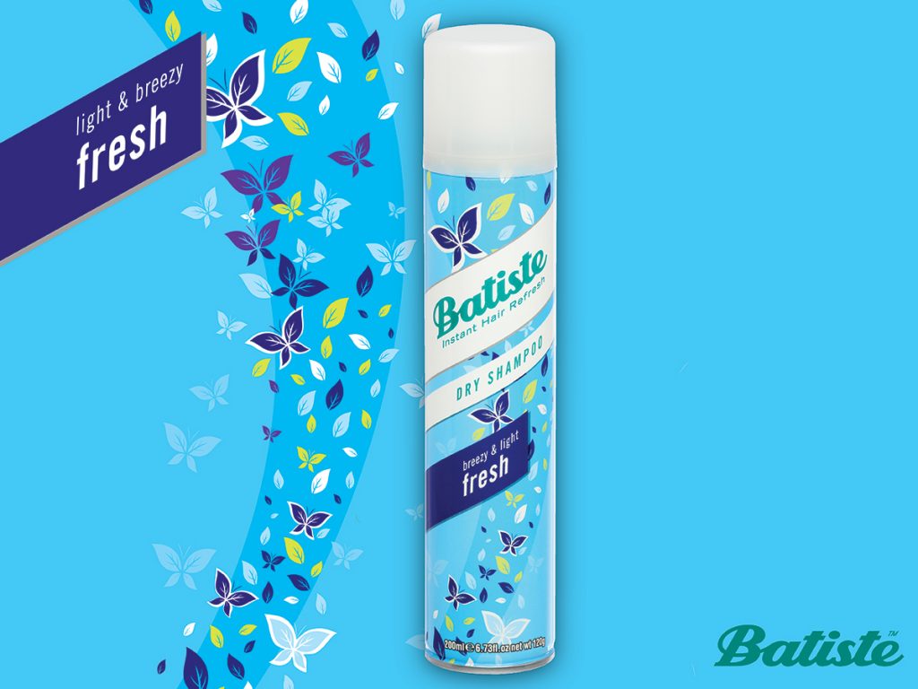 Συσκευασία Batiste Dry Shampoo Fresh σε γαλάζιο φόντο με πεταλούδες.