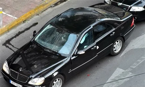 Μαύρο αυτοκίνητο Mercedes-Benz σε δρόμο της Αθήνας.