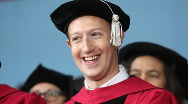 O ιδρυτής του Facebook, Mark Zuckerberg, πήρε το πτυχίο του μετά από 12 χρόνια!