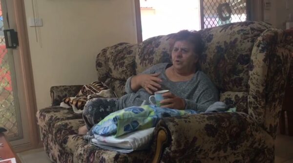 Αυτή η 79χρονη γιαγιά φανατίζεται με το Survivor, στηρίζει Ντάνο και είναι τόσο αστείο!