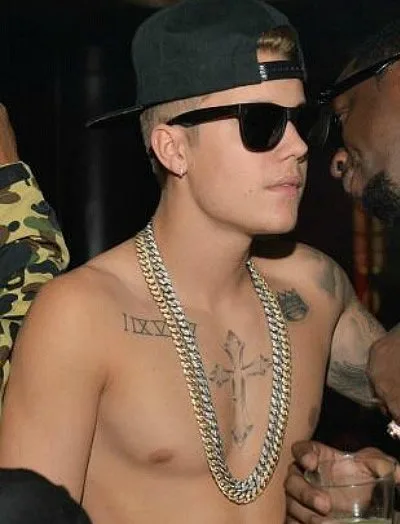 Ο Justin Bieber με καπέλο, γυαλιά ηλίου και τατουάζ στο στήθος.