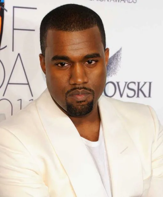Ο Kanye West με λευκό σακάκι σε επίσημη εκδήλωση.