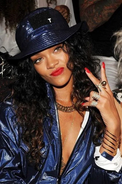 Η Rihanna με μπλε καπέλο bucket και ασορτί τζάκετ.