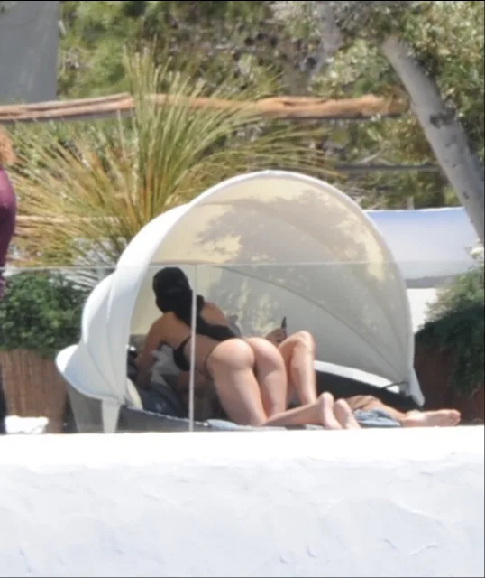 Η Georgina Rodriguez με μαύρο μαγιό σε ξαπλώστρα στην Ίμπιζα.