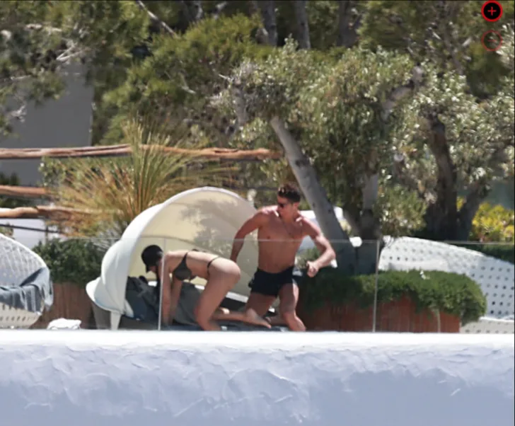 Ο Cristiano Ronaldo και η Georgina Rodriguez δίπλα σε πισίνα στην Ιμπίζα.