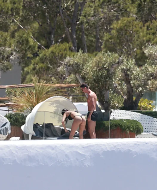 Ο Cristiano Ronaldo και η Georgina Rodriguez δίπλα σε πισίνα με μαγιό.
