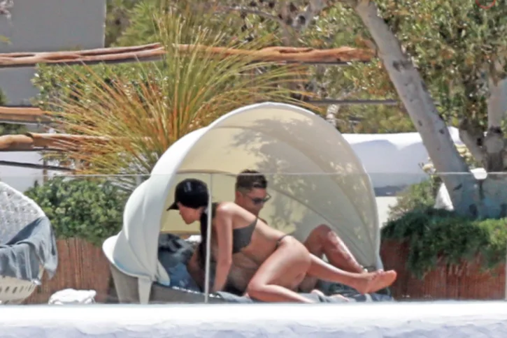 Ο Cristiano Ronaldo και η Georgina Rodriguez σε προσωπικές στιγμές στην Ίμπιζα.