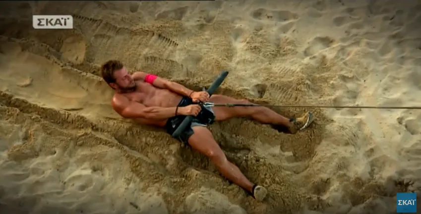 Παίκτης του Survivor σε αγώνισμα στην άμμο.