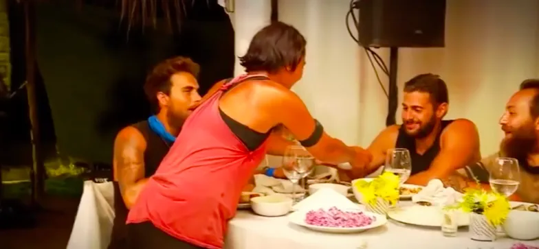 Ο Κωνσταντίνος Βασάλος σε τραπέζι με άλλους παίκτες του Survivor.