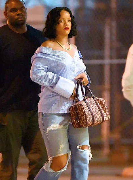 Η Rihanna με γαλάζιο ριγέ πουκάμισο και σκισμένο τζιν στο Μανχάταν.