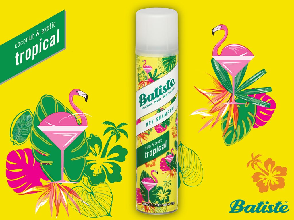 Batiste Dry Shampoo Tropical με άρωμα καρύδας και εξωτικά φρούτα σε κίτρινο φόντο με φλαμίνγκο.
