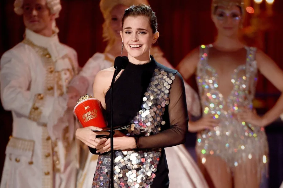 Η Emma Watson στη σκηνή των MTV Movie and TV Awards κρατώντας το βραβείο της.