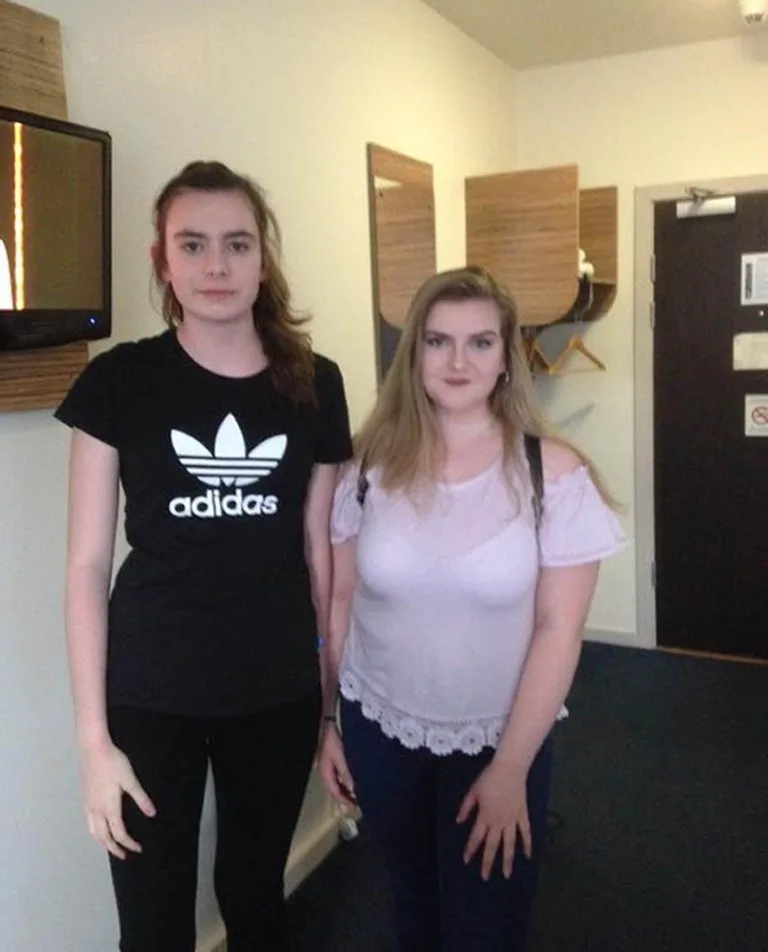 Φωτογραφία των αγνοούμενων Eilidh MacLeod και Laura MacIntyre μετά την επίθεση στο Manchester Arena.
