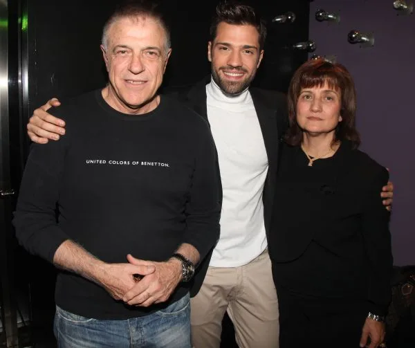 Ένας άνδρας και μια γυναίκα ποζάρουν με τον Κωνσταντίνο Αργυρό.