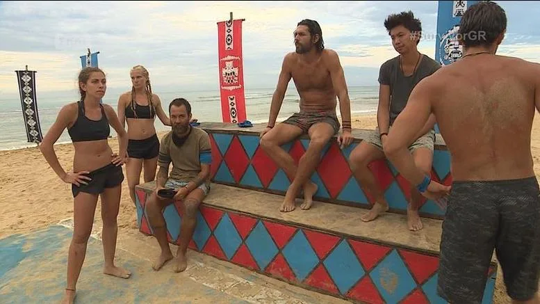 Παίκτες της ομάδας των Μαχητών στο Survivor, ανάμεσά τους η Ελισάβετ, ο Γιάννης Σπαλιάρας και ο Ορέστης Τσάνγκ.