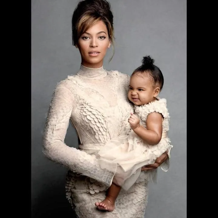 Η Beyoncé κρατάει στην αγκαλιά της την κόρη της Blue Ivy.