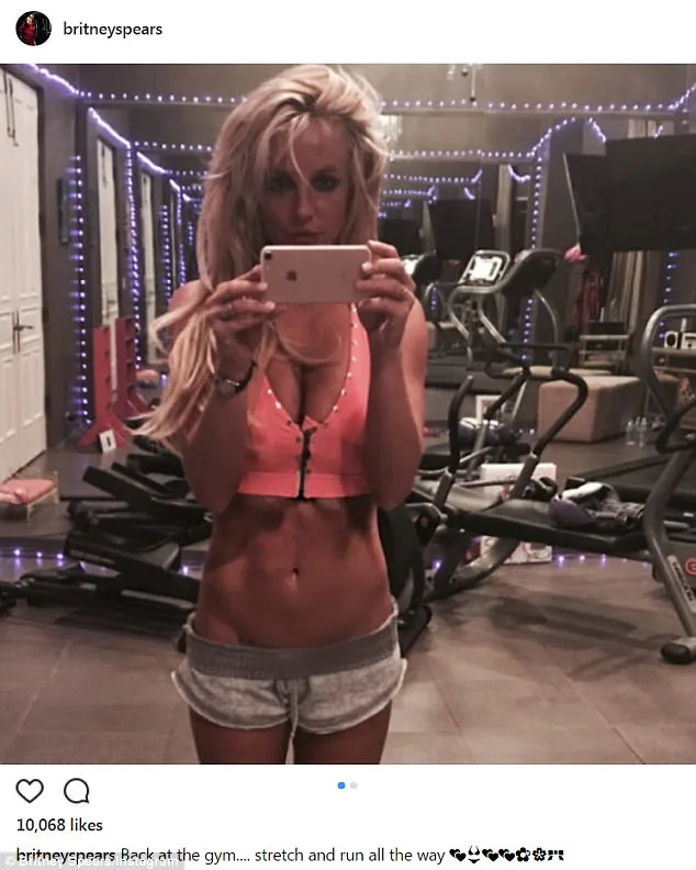 Η Britney Spears βγάζει selfie στον καθρέφτη του γυμναστηρίου.