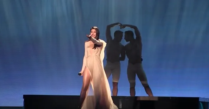 Η Demy στη σκηνή της Eurovision 2017 με δύο χορευτές.