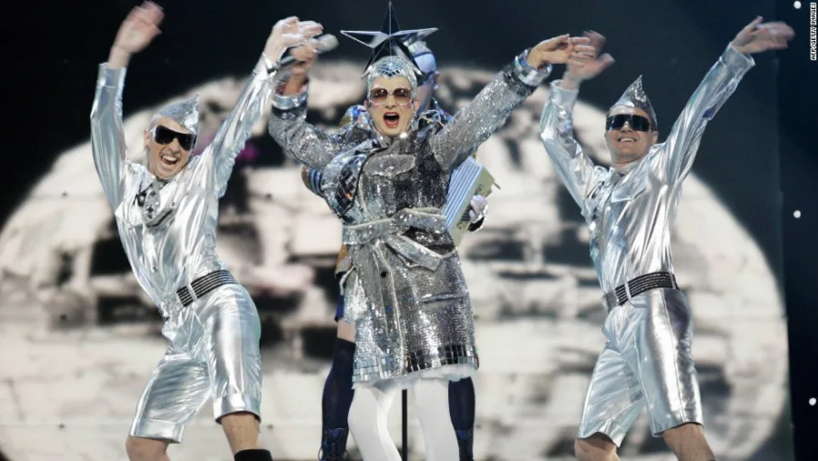 Καλλιτέχνες στη σκηνή της Eurovision με ασημί φουτουριστικά κοστούμια.