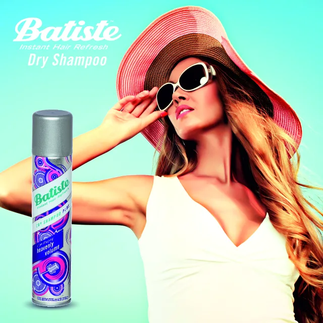 Διαφήμιση Batiste Dry Shampoo με γυναίκα που φοράει καπέλο και γυαλιά ηλίου.