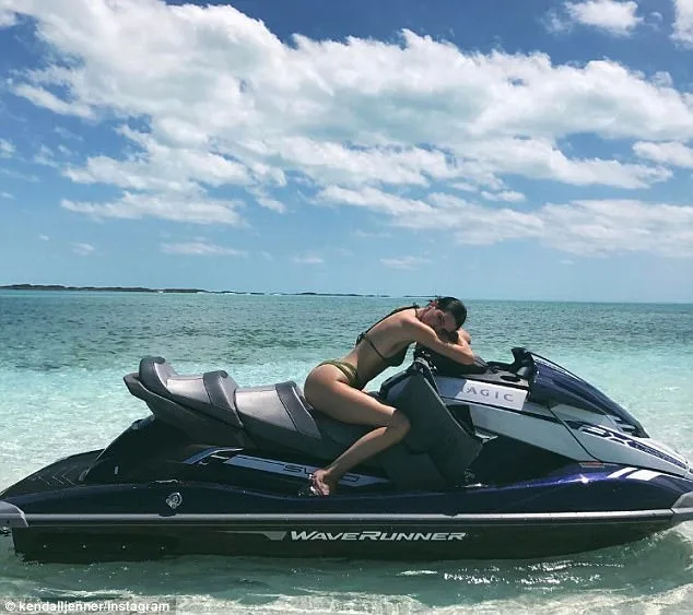 Η Kendall Jenner πάνω σε ένα jet ski στη θάλασσα.