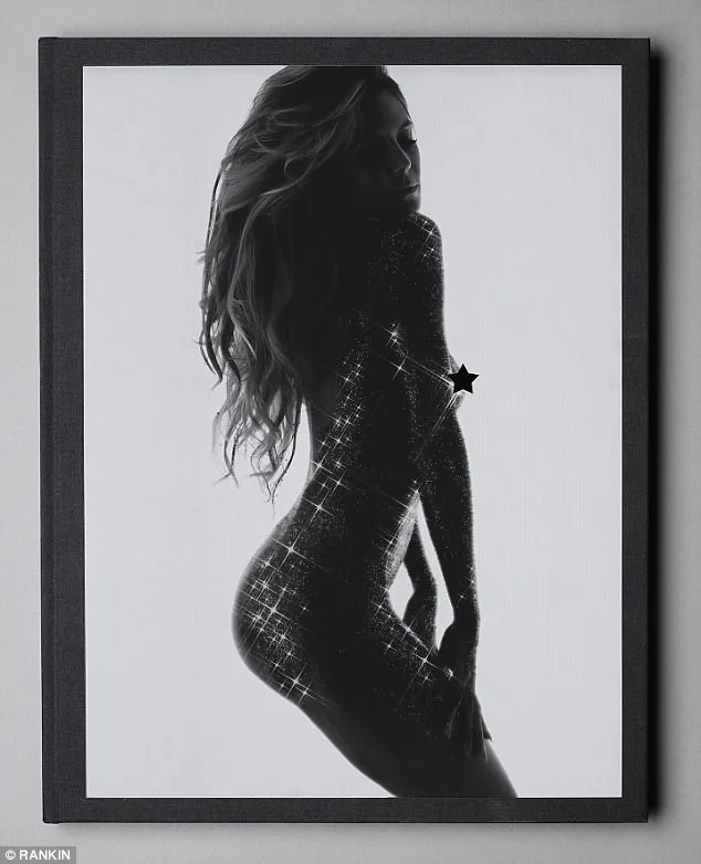 Καλλιτεχνική ασπρόμαυρη φωτογραφία της Heidi Klum καλυμμένης με γκλίτερ.