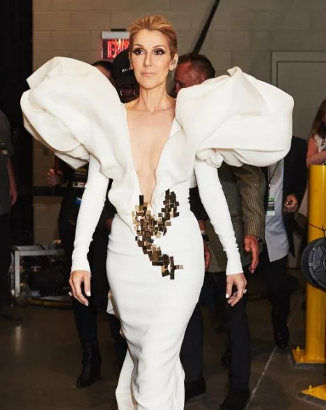 Η Celine Dion με εντυπωσιακό λευκό φόρεμα με ογκώδεις ώμους.