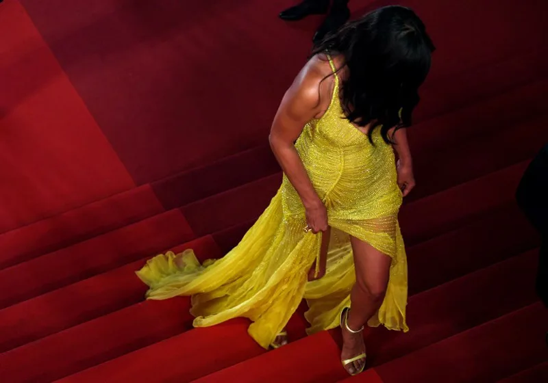 Η Irina Shayk με κίτρινη τουαλέτα στο κόκκινο χαλί των Καννών.