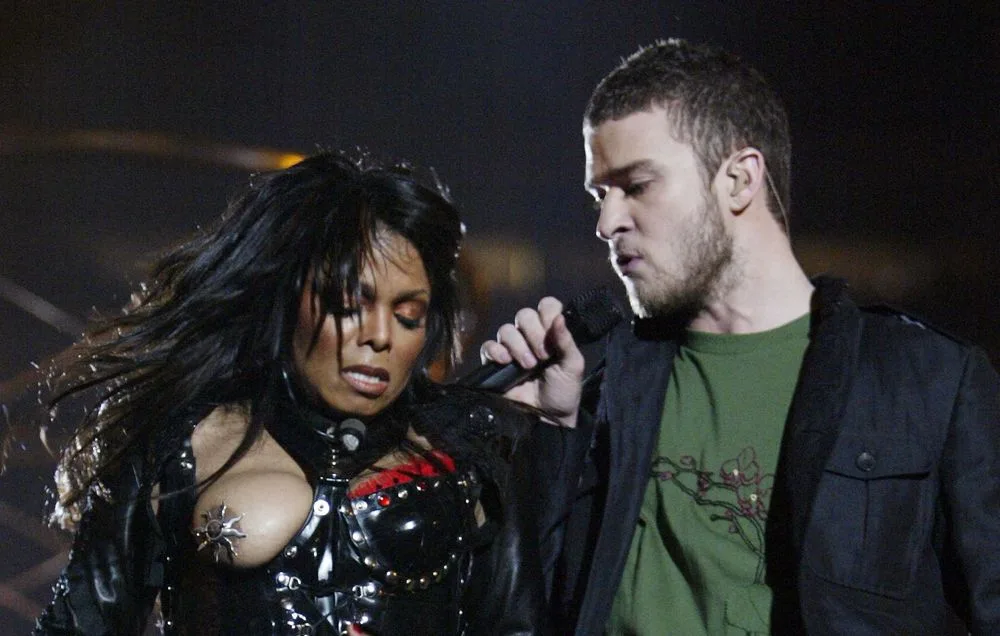 Η Janet Jackson και ο Justin Timberlake σε εμφάνιση όπου η Janet Jackson φοράει piercing στο στήθος, ως μία από τις celebrities.
